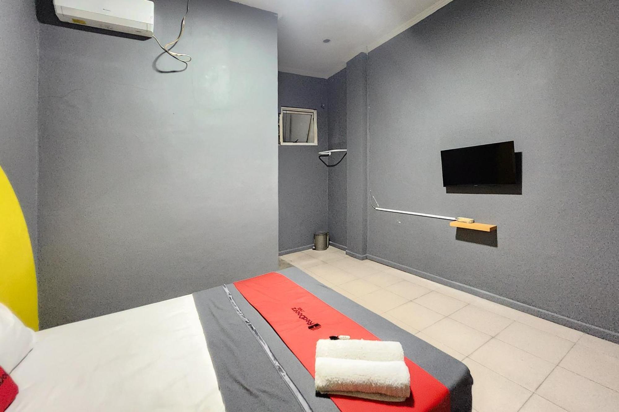 Hotel Reddoorz Near Stasiun Tanah Abang 2*