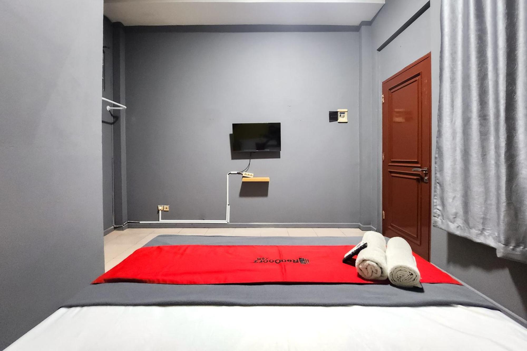 Hotel Reddoorz Near Stasiun Tanah Abang Jakarta