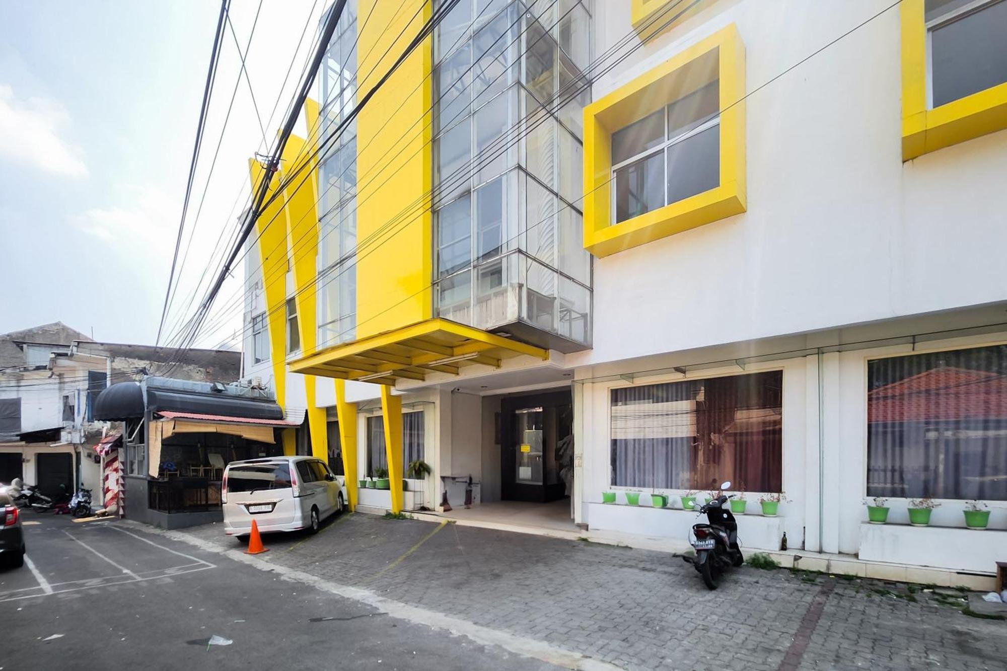 Hotel Reddoorz Near Stasiun Tanah Abang 2*