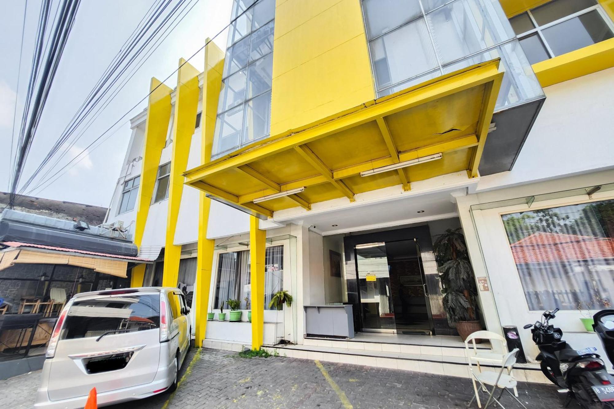 Hotel Reddoorz Near Stasiun Tanah Abang 2*